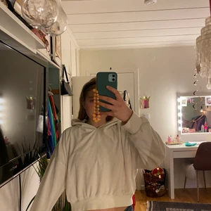 Croppad vit hoodie - Vit croppad hoodie i ett mjukt lite furry tyg, jättemysig men kommer inte längre till användning. Den är i ett bra skick💕💕🤍