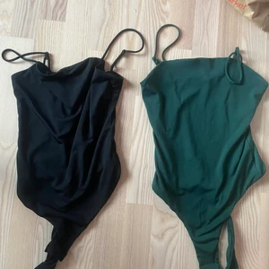 Bodies - Två bodies från bikbok. Aldrig använda har endast testat på och därmed tagit av lapp, därav precis som nya. Rak kant precis som dem populära gina tricot linnena. 40kr + frakt för en. Båda för 50kr + frakt.