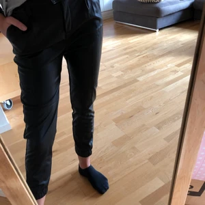 Skinnbyxor Bershka  - Oanvända skinnbyxor från bershka. Har inte kommit till användning då dom är lite korta på mig, jag är 172 cm lång💕 Strl: XS Nypris: ca 500 kr