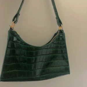Grön axelväska  - Fin axelväska som jag knappt använt!💚 köparen står för frakt 