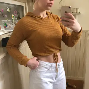 Senapsgul croptop/huvtröja i tunt material från Atticute. Köpt på TKMaxx i London. Knappt använd. Hittar ingen storlek men skulle säga S. Möts upp i norra Värmland eller postas 😚🤍