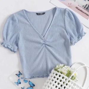 Söt topp - Säljer denna gulliga topp perfekt till sommaren! Storlek XS. Aldrig använd då den va för liten 💕