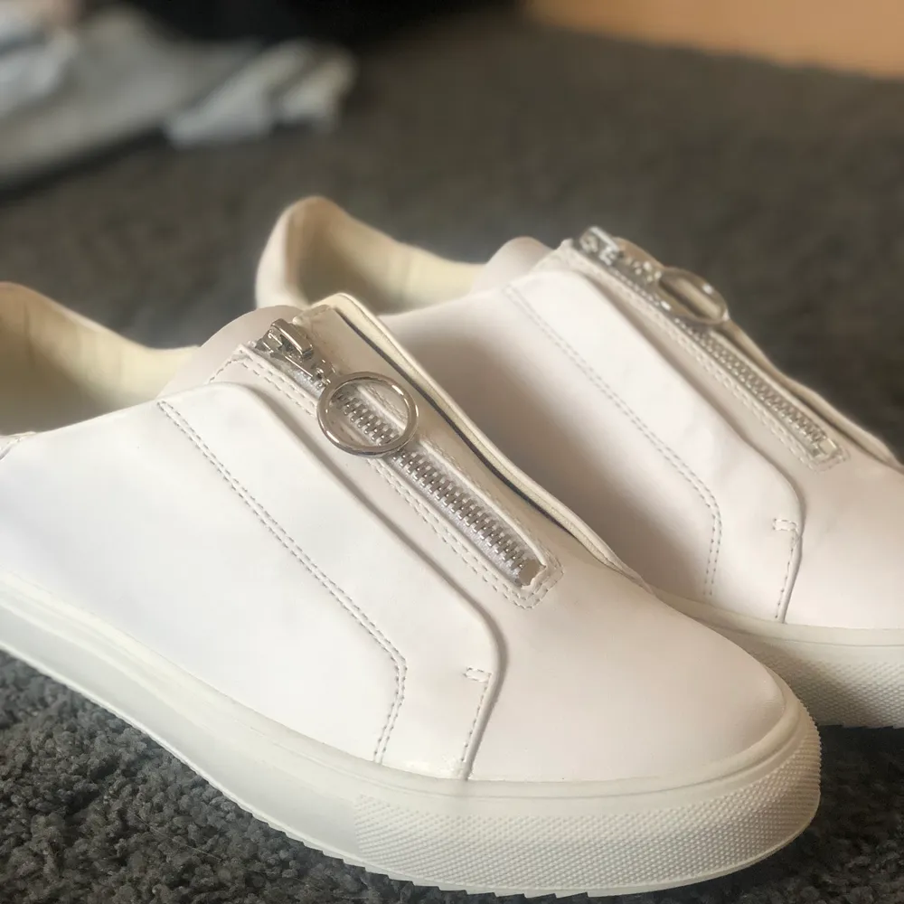 Snygga sneakers från Nelly med dragkedja i storlek 40💓. Perfekta vårskorna🌸. Helt oanvända. Skorna är slutsålda överallt. Säljer för 200kr men om fler är intresserade kan jag gö en budgivning. Kan mötas upp i Göteborg eller i närheten annars står köparen för frakt💓💓💓. Skor.