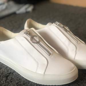 Snygga sneakers från Nelly med dragkedja i storlek 40💓. Perfekta vårskorna🌸. Helt oanvända. Skorna är slutsålda överallt. Säljer för 200kr men om fler är intresserade kan jag gö en budgivning. Kan mötas upp i Göteborg eller i närheten annars står köparen för frakt💓💓💓