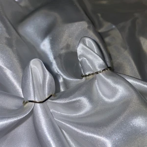 Guldiga ringar - Två guldiga ringar från Ur & Penn som skulle vara sååå fint med en solbränna!💍🕶    Jag köpte ringarna för 45 kr styck utan att kolla på storleken, de blev de lite för stora därför säljar jag dem för 15 kr st eller 25 + 11 kr frakt🧡⭐️