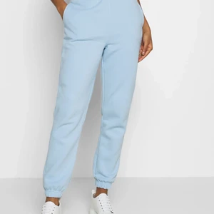 Ljusblå mjukisbyxor - Så mysiga mjukisbyxor från Gina som är slutsålda! ALDRIG ANVÄNDA!!! Storlek L men jättekonstig i storlek så skulle säga dom sitter som S typ. Har ett par andra i M som passar MYCKET bättre på mig som är en M. Dom är lite små för mig💕💕