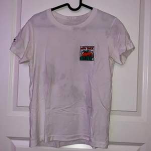 En Keith Haring t-shirt från Uniqlo i New York. Tyvärr har den fått ett antal vattenfläckar från tvättmaskinen. Annars är det en super nice tröja. Jag är 155 cm lång. Kontakta om frågor/ mer information. 