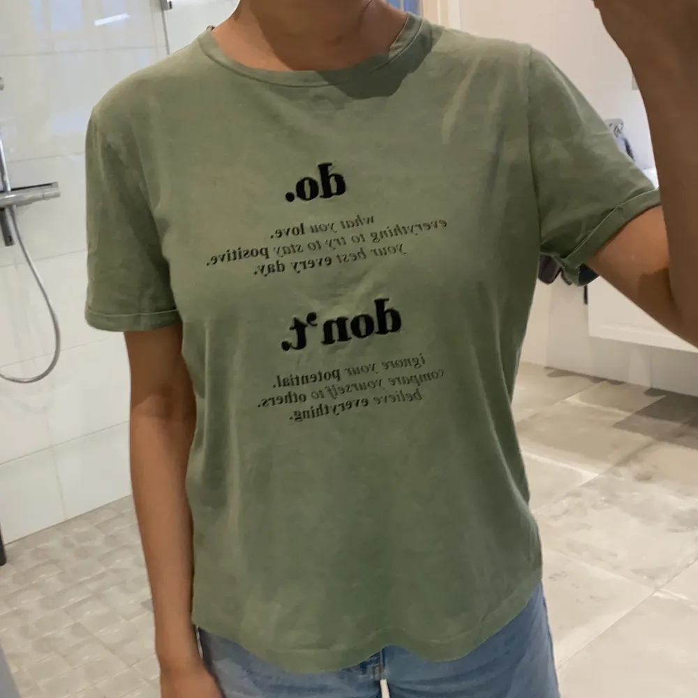 Grön t-shirt med tryck på framsidan. Köpt från Chiquelle. Ärmarna är uppsydda från början, modellen är så. Säljes pga ingen användning.. T-shirts.