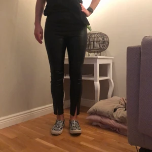 Byxor i läderimitation från Zara - Byxor i läderimitation från Zara, stl M men skulle nog säga att de är mer mot S eftersom de är lite för tighta för mig. Dragkedja i sidan samt dragkedjor längst ner som en snygg detalj, gör att man kan variera dem! 