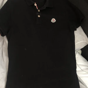 Moncler st S - Piké tröja st S bästa skick säljer idag för 1200kr, nypris 2700kr