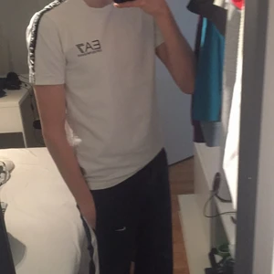 Armani T-shirt i bra skick - Ny pris 900, användes inte ofta. Skönt material 