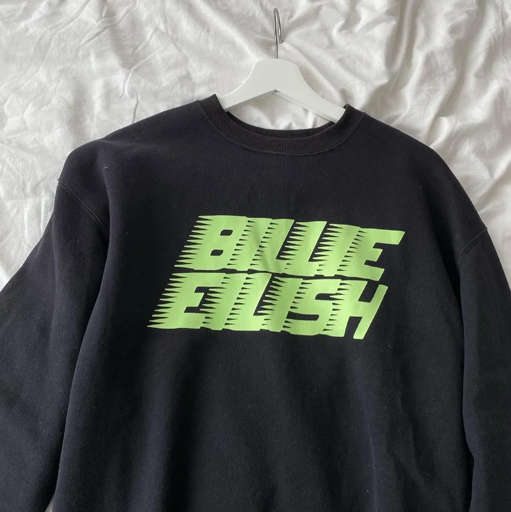 Svart Billie eilish sweatshirt 🤍 super mysig och i fint skick.  Lite oversized fit. Skicka privat vid intresse eller frågor💗. Hoodies.