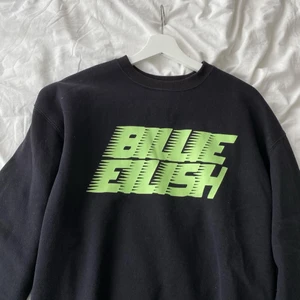 BILLIE EILISH sweatshirt  - Svart Billie eilish sweatshirt 🤍 super mysig och i fint skick.  Lite oversized fit. Skicka privat vid intresse eller frågor💗