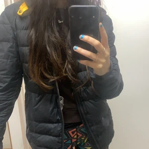 Para jumper  - Säljer en para jumper jacka int så använd säljer då har för många jackor❤️säljer för ganska billigt för nypris är ca 3500 så säljs för 700 pågrund av hålet på tredje bilden ❤️sitter fint och oversizad storleken S mer M