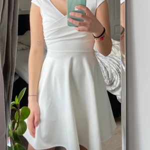 Studentklänning  - Superfin vit klänning i skönt stretchiga material, superfin till student, skolavslutningen eller midsommar! Säljer då den är lite liten för mig, använde den 1 dag under konfirmations-avslutningen, så klänningen är i väldigt bra skick. Storlek XS och normal i storleken. Jag är ca 1,69 och den är bra i längd för mig. Köp för ca 350kr säljer för 200kr + frakt (sol köparen står för)🥰🍃