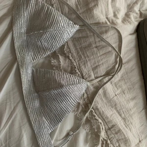 Bikini - Så fin bikiniöverdel som tyvärr är för liten för mig. Använd 1 gång. Har tagit bort lappen men vet att den är i storlek 34. Silvrig ❤️