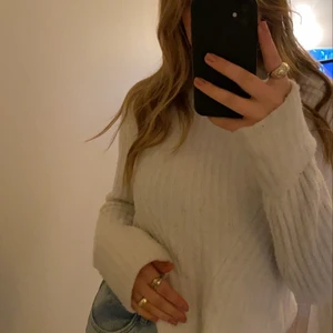 Stickad tröja - En stickad varm tröja från HM, säljer då den inte kommer till användning. Köparen står för frakt och hör gärna av er vid frågor!