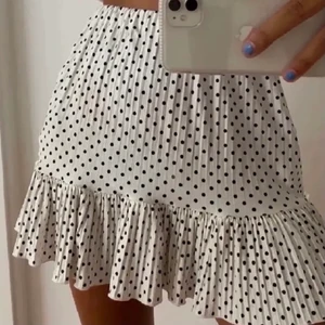 Prickig kjol - Prickig kjol ifrån zara så fin till sommaren❤️☀️ (Första bilden är lånad)