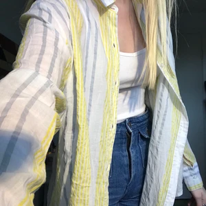 Skjorta - Jättehärlig skjorta i gul och ljusblå/grå. 