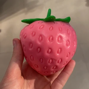 Rosa jordgubbe stressboll - Köpte den igår men vill inte ha kvar den så säljer den för ett bra pris den kostade 79 men säljer den billigare. Skriv gärna till mig om ni är intresserade:)