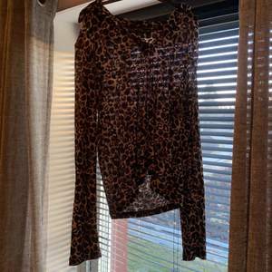 Har använt denna leopard tröja några få gånger. Den är lite genomskinlig men man kan ha något svart linne under. Väldigt stretchig i materialet. 