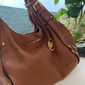 Michael Kors väska ✨ - En brun skinn väska från  Michel Kors som inte kommer till andvändning längre. Väldigt fint skick och kan skicka fler bilder privat om det skulle önskas✨