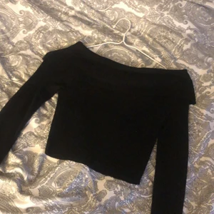 Topp - Offshoulder-topp från H&M. Använd fåtal gånger, fint skick. Köparen står för frakten💖