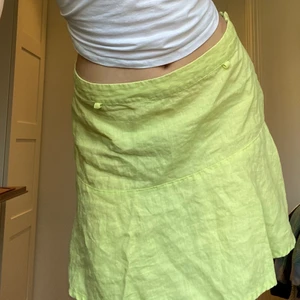 Kjol - Jättesöt Kjol från HM😌 strl M Fint skick. Knappt använd. (Lite skrynklig på bilden men det kan man såklart stryka bort😁) Köparen står för frakt✨