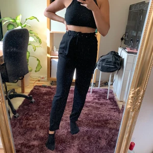 Kostymbyxor - Helt nya kostymbyxor i lite tunnare material. Säljer pga köpte för stor storlek. Skjärpet hör till byxorna också! 