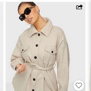 Nelly Trend - Helt oanvänd beige kappa från Nelly. Otroligt fin färg och materialet är underbart! Storlek 34, passar dig som bär storlek 32 och 36 också! Den är trendig och modern, säljer slut på Nelly hela tiden. Säljer pga för stor för mig! Den är köpt för 700kr, mitt pris 550kr inkl frakt. 