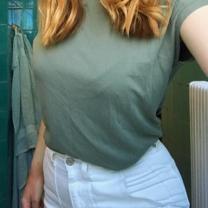 Mörkgrön topp - Mörkgrön T-shirt/topp i skönt material. Mycket bra skick 💚