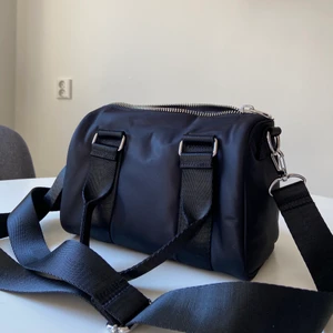 Bowling Nylon Bag från Weekday - Fin väska från weekday som både kan användas som handväska och crossbody väska👜🤎 Nästan aldrig använd⚡️ längd: 23 cm höljd: 15 cm bredd: 12 cm bandet: 125 cm 💕 köparen står för frakten!