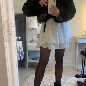 Vit kjol  - Jättefin kjol nu till vår/sommaren. Storlek 36. Använd en gång 