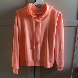 Hoodie - Helt oanvänd hoodie i en jätte fin aprikos färg. Storlek S
