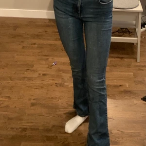 Låg/medel midjade bootcut jeans - Säljer dessa fina jeans i väldigt bra skick från Gina Tricot! Köparen står för frakt eller mötas upp i Göteborg. Storlek S och är ganska stretchiga.