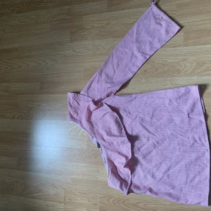 Så fin topp! - En så fin topp! Som är oneshoulder går o ha på båda sidorna så man kan välja vilken axel man vill visa! Mer bilder kan skickas på vid intresse!💗🤍 passar s också!