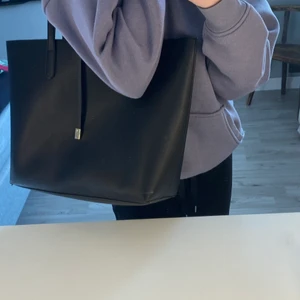 Svart stor väska - En ganska stor svart väska. 50kr+ frakt sällan använd så nästan som ny. 