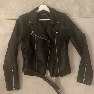 Bikerjacket  - Jag säljer min oanvända biketjacket pågrund av att den inte kommit till användning. Helt ny skick. Superfin passform med bälte. Storlek S