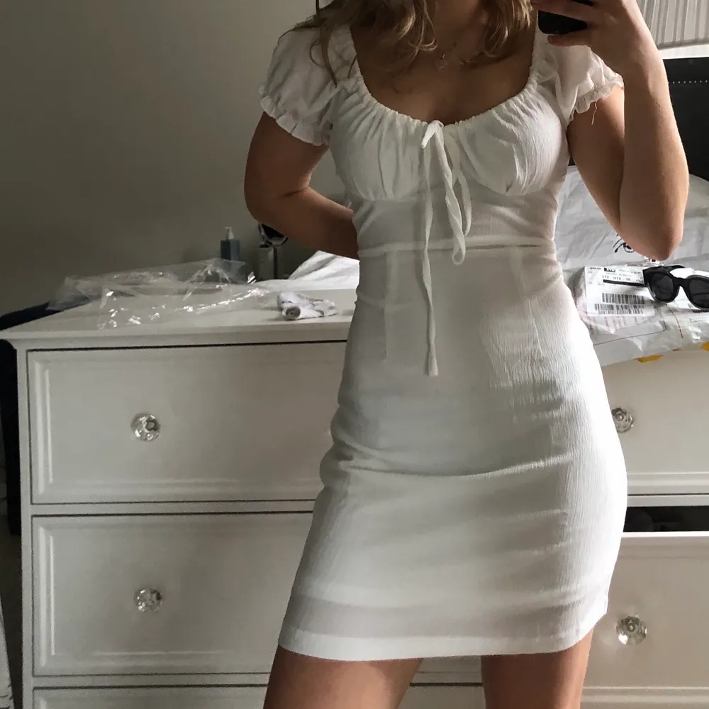 Super fin vit klänning, perfekt till student!! Helt ny aldrig använt. Klänningar.