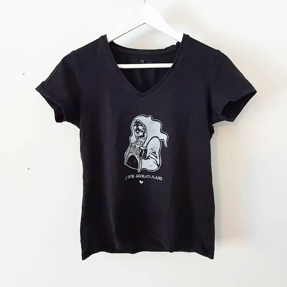 En svart t-shirt med det handtryckta trycket