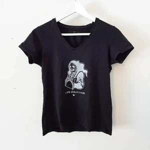 Svart screentryckt topp 🖤🤍 - En svart t-shirt med det handtryckta trycket "I Buy Secondhand<3" 