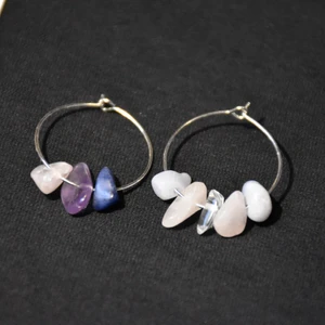 Örhängen Pride kristaller  - Örhängen med kristaller i pridetema, de första i bi-flaggans färger och de andra i trans-flaggans färger (den blå är mer blå irl). Du kan ha olika, en av varje, eller båda samma! 