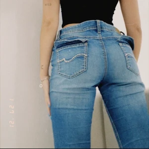 Vintage jeans  - Coola vintage jeans som är low waisted och lite bootcut nertill. Jag är 1.70 och dom passar i längden. Jag brukar ha waist27 men dessa är otroligt stretchiga så tror dom passar flera storlekar större oxkså 