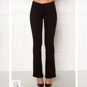 Levi’s 715 bootcut - Fåtal gånger använda jeans nya från Levi’s. Modell 715 bootcut i svart. Bra då dom är lite stretchiga! Storlek 27, Inte blivit använda och säljer därför. Nypris 900-1000 kronor, men slutsålda vad jag sett. Kan diskutera rimliga bud!