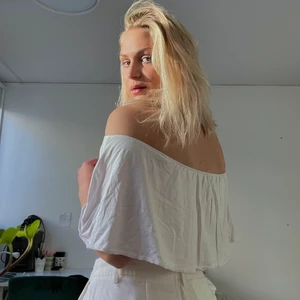 White girly & v. Cute top - Denna vita top är det perfekta plagget för långa sommardagar. Enkel att bära - faller helt fantastiskt på kroppen och täcker överarmarna! (stort + i mina ögon) 🌸 visar vackra konturer på kroppen och väldigt luftig!! Storleken är M 