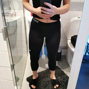 NIKE PRO 3/4 TIGHTS. S - 3/4 tights från Nike. Sparsamt använda. Storlek S. Samfraktar gärna. Frakt 69kr. Swishbetalning
