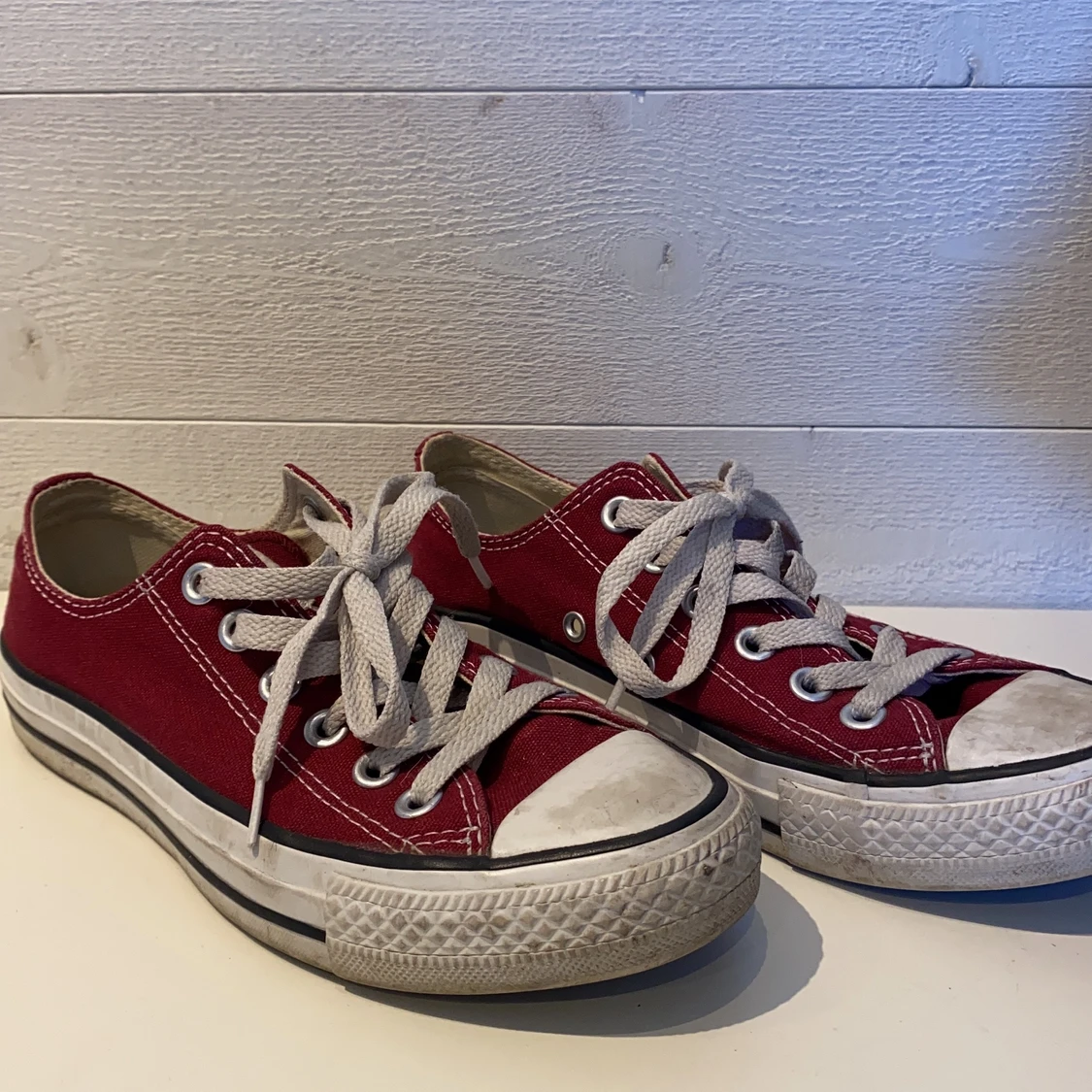 Vinröda converse st 37