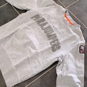 Parajumpers tröja - Pjs tröja - Stl S. Toppskick. Köpt för straxt över 2000 förra året men typ aldrig använt tröjan då jag inte tycker den passar mig