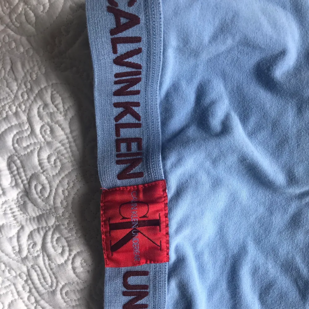 Så snygg sport bh,från Calvin Klein. Vet inte riktigt strlk men skulle säga s-m. Super fin ,150kr+frakt🥰. Toppar.