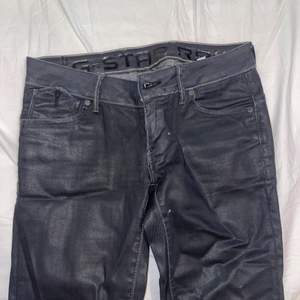 Svart/grå low waist jeans ifrån G-STAR! Jätte coola och trendiga byxor